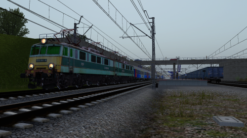 Pociąg towarowo-osobowy PKP Intercity InterRegio Cargo wjechał na tor 2 przy peronie 1